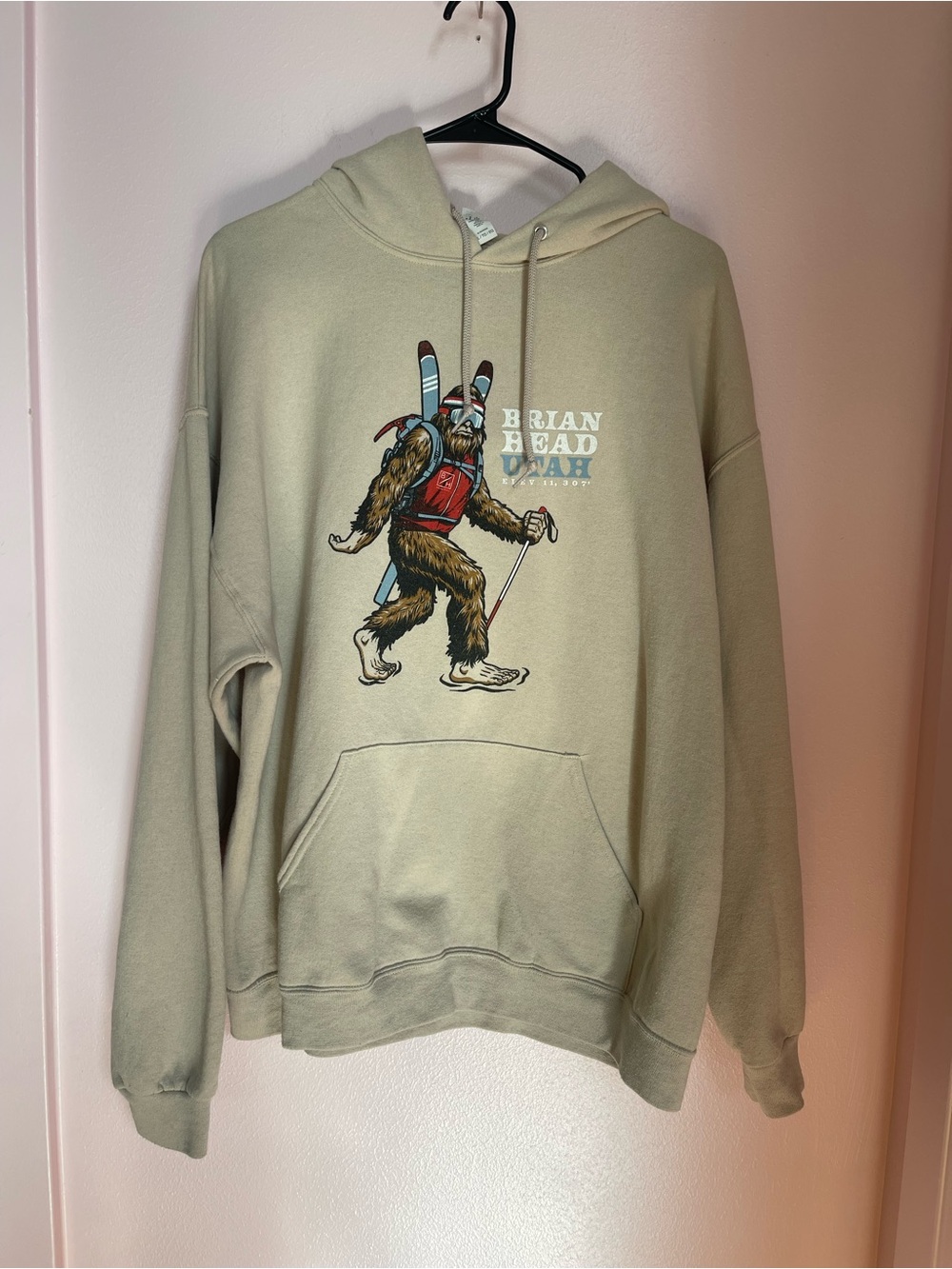 Jerzees Brian Head Utah Bigfoot Skiing Hoodie Cream Beige XL Sasquatch Pullover